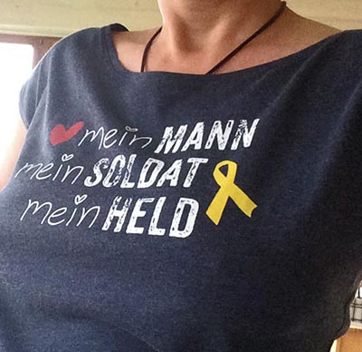 Shirts mit einer gelben Schleife für Solidarität mit Soldaten & ihren Familien