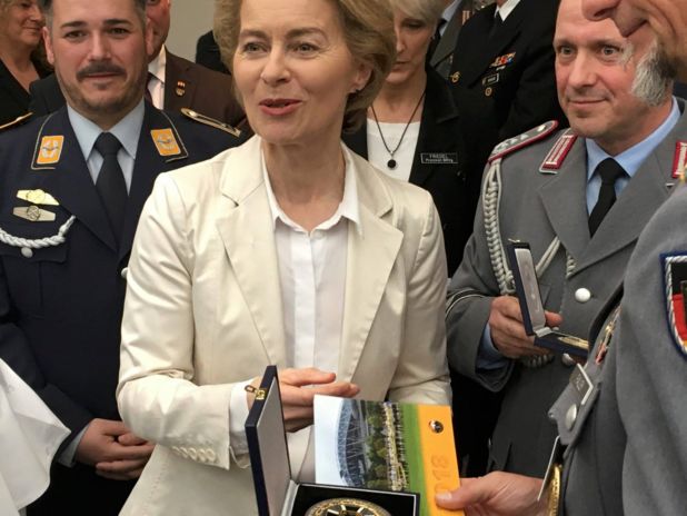 Ministerin von der Leyen übergibt unseren Bildband zusammen mit ihrer Medaille an die Teilnehmer der Invictus Games 2018r