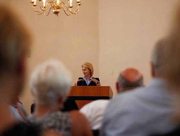 Ursula von der Leyen spricht bei der Tagung 2014 beim Netzwerk der Hilfe